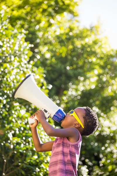 Menino gritando através de um megafone — Fotografia de Stock