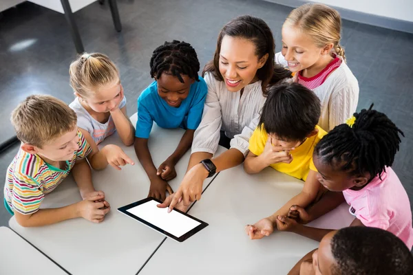 Gelukkig leraar en leerlingen gebruiken, tablet pc — Stockfoto