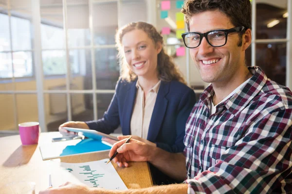 Kollegen arbeiten zusammen — Stockfoto