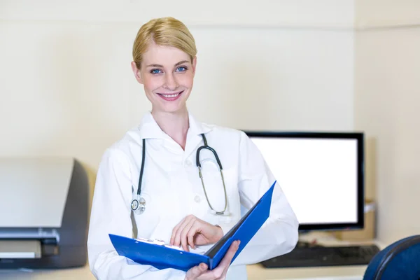 Una donna veterinaria apre gli appunti — Foto Stock