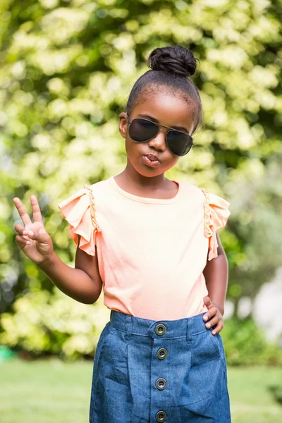 Kleines Mädchen mit Sonnenbrille im Park — Stockfoto