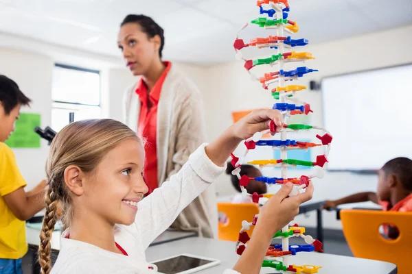 Bambino posa con la sua creazione di atomi — Foto Stock