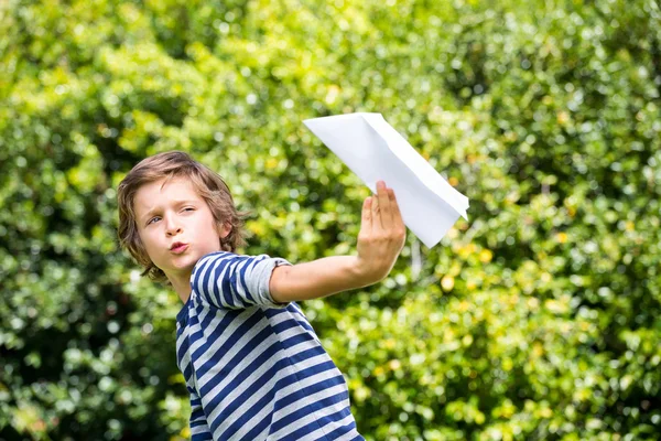 Retrato de menino bonito brincando com um avião de papel — Fotografia de Stock