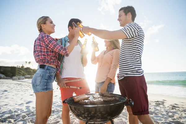 Amigos haciendo una barbacoa —  Fotos de Stock