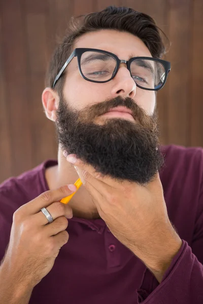 Hipster hombre usando una navaja de afeitar —  Fotos de Stock