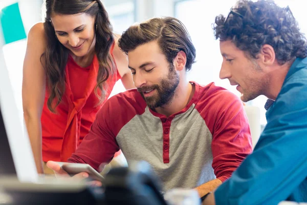 Collèges travaillant avec une tablette — Photo