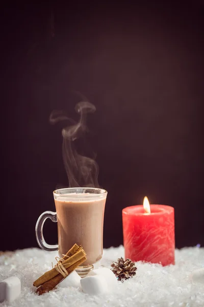 Закрыть вид композитного изображения горячего шоколада и свечи — стоковое фото