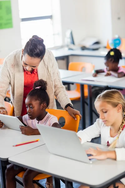 Leraar les geven aan haar studenten met technologie — Stockfoto