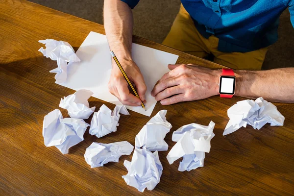 Portrait de mains dessinant sur une feuille de papier — Photo