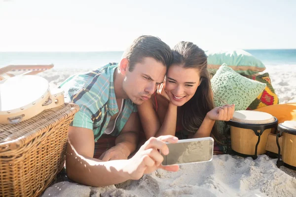 Coppia prendendo un selfie — Foto Stock