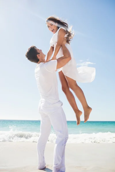 Retrato del hombre guapo sosteniendo a su novia —  Fotos de Stock