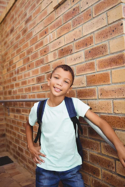 Escolar sonriente mirando a la cámara — Foto de Stock