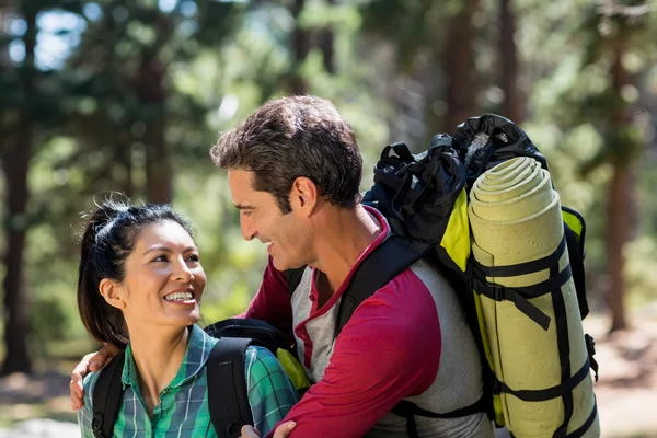 笑顔のカップルのハイキング — ストック写真