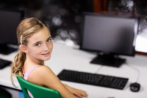 Kinderen met behulp van technologie — Stockfoto