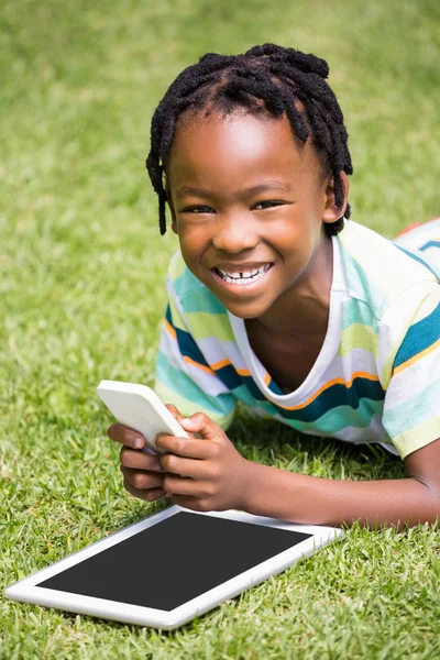 Porträtt av kid hålla en mobiltelefon — Stockfoto