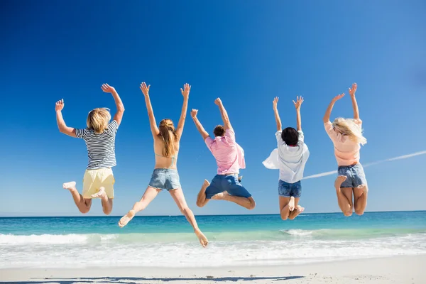 Porträt von Freunden, die am Strand posieren — Stockfoto