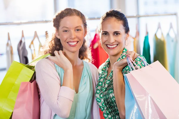 Femmine amiche con shopping bags — Foto Stock