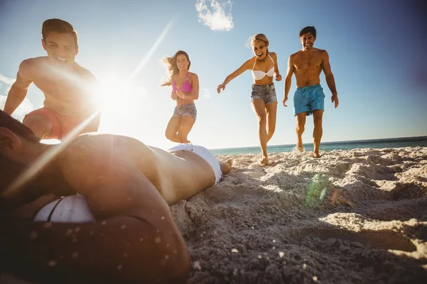 Freunde spielen Rugby — Stockfoto