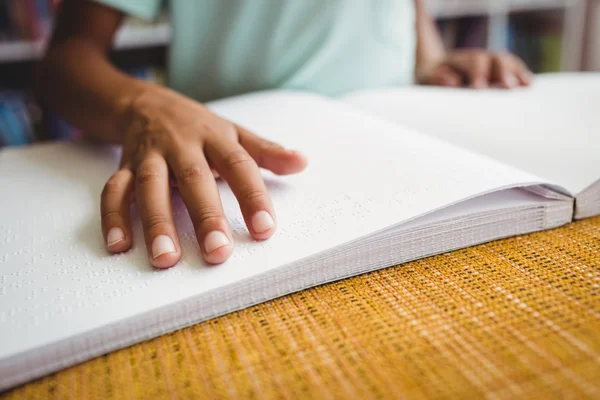 Niño usando braille para leer — Foto de Stock