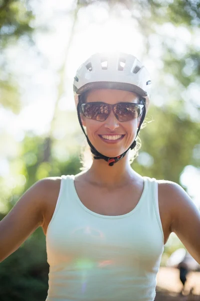 Portret van een vrouw renner glimlachen — Stockfoto