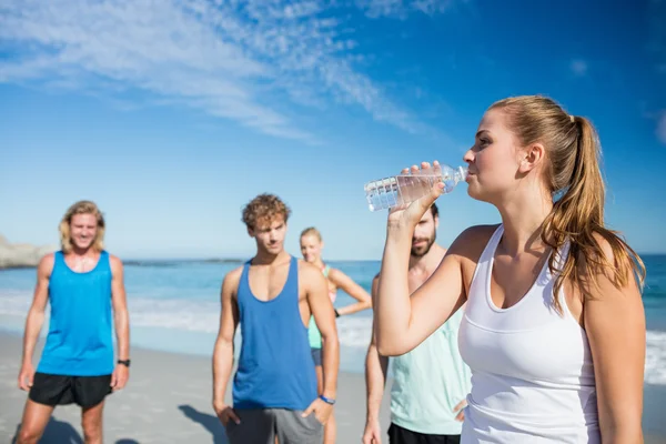 水を飲む女性に適合します。 — ストック写真