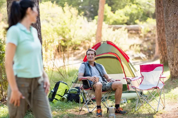 Pareja relajándose en su camping — Foto de Stock