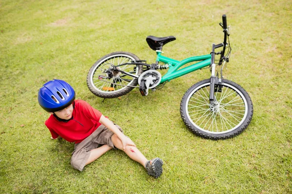 Mladý chlapec pádu na kole — Stock fotografie