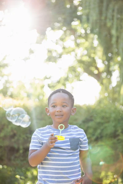 Gyerek, hogy a buborék portréja — Stock Fotó