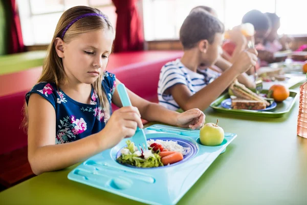 Bambini che mangiano in mensa — Foto Stock