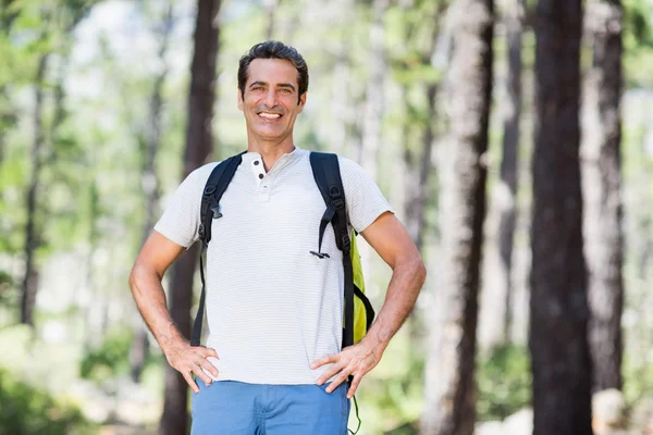 Uomo sorridente e in posa con le mani sui fianchi — Foto Stock