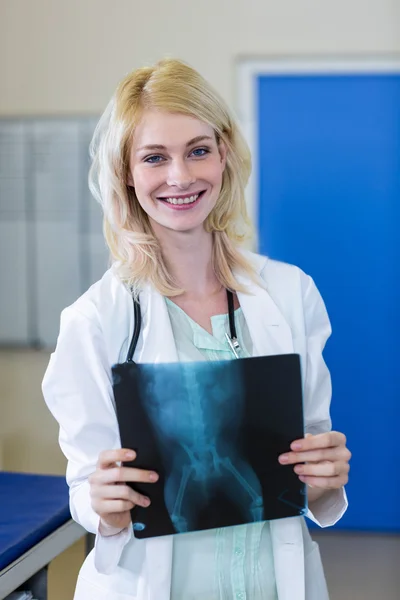 Retrato de mujer sonriente veterinaria sosteniendo una radiografía de perros — Foto de Stock