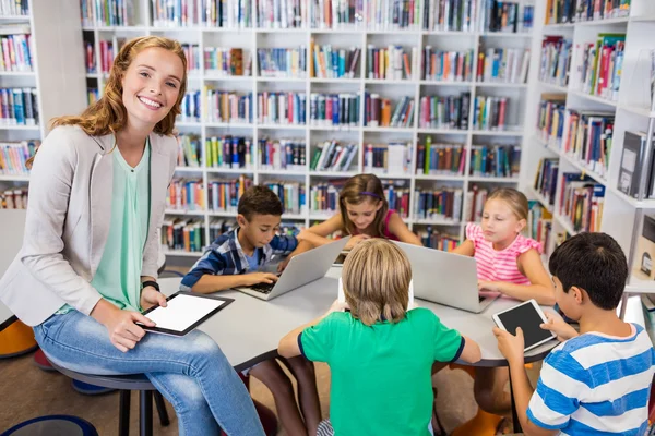 Lehrerin posiert mit ihren Schülern — Stockfoto