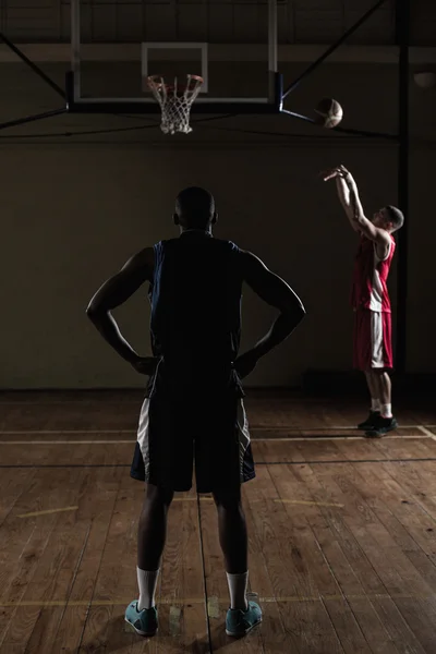 Jogadores de basquete treinando juntos — Fotografia de Stock