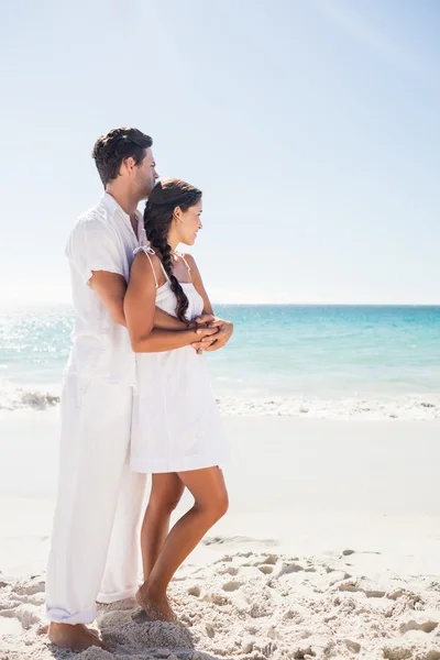 Coppia felice che abbraccia sulla spiaggia — Foto Stock