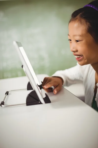 Leende flicka med digital tablet — Stockfoto