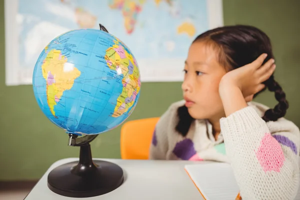 研究地球仪的女孩 — 图库照片