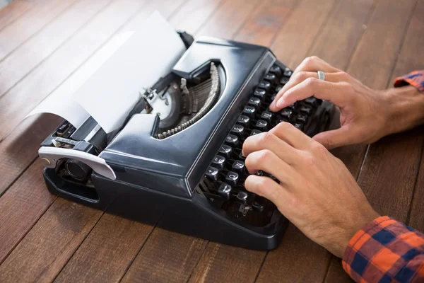 Hipster hombre usando una máquina de escribir —  Fotos de Stock