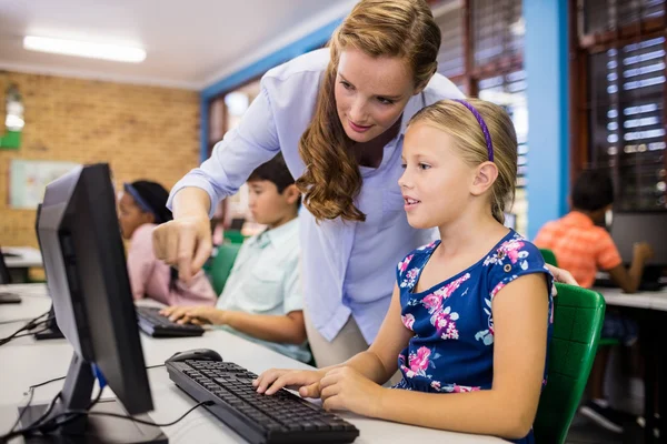 Kinderen kijken hun computer — Stockfoto