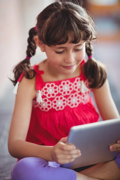 Mädchen schaut auf ihr digitales Tablet — Stockfoto