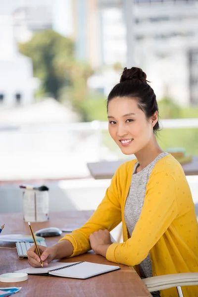 Eine Geschäftsfrau sitzt an ihrem Schreibtisch — Stockfoto