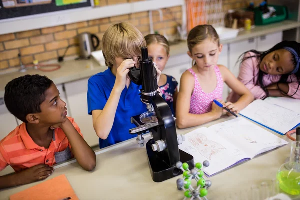 Niños mirando en el microscopio — Foto de Stock