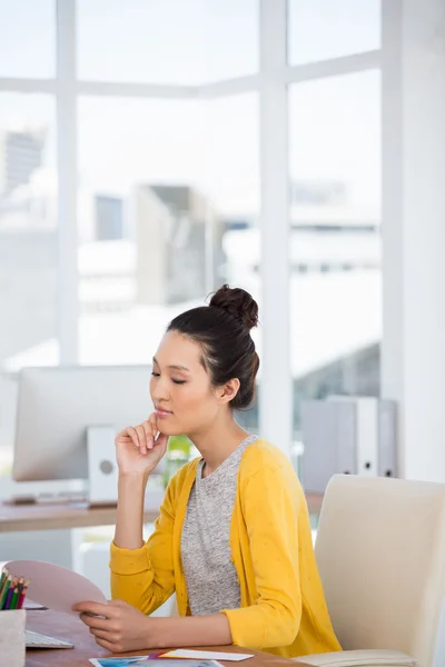 Une femme d'affaires lit des documents — Photo