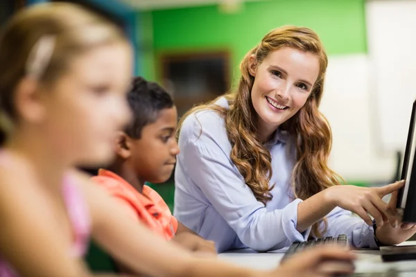 Lehrerin erteilt ihren Schülern Unterricht mit Technik — Stockfoto