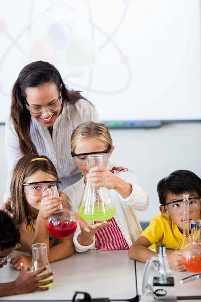 På nära håll beskåda av eleverna gör vetenskap med lärare — Stockfoto