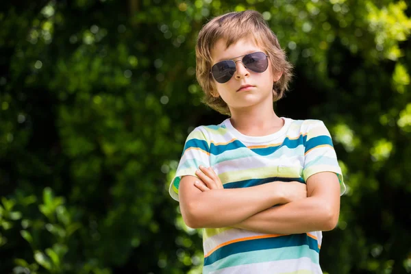 Un niño pequeño lleva gafas de sol. — Foto de Stock