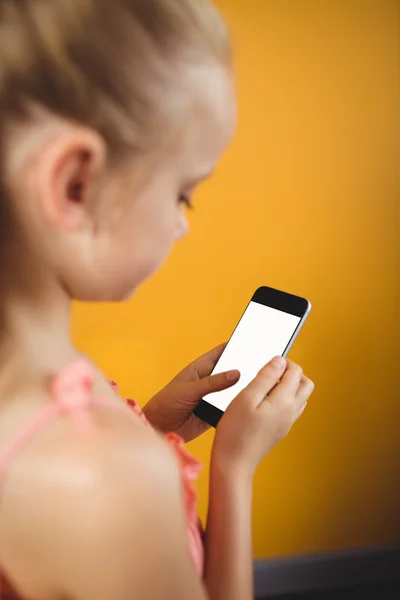 Bir akıllı telefon kullanan küçük kız — Stok fotoğraf