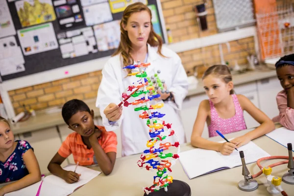 Lehrerin erteilt ihren Schülern Unterricht — Stockfoto