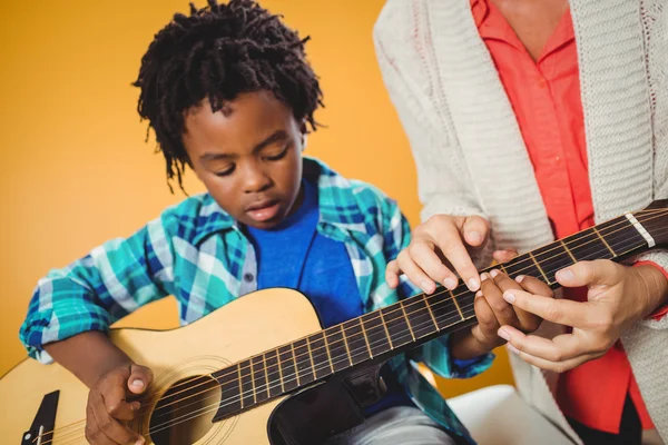 Pojken att lära sig spela gitarr — Stockfoto