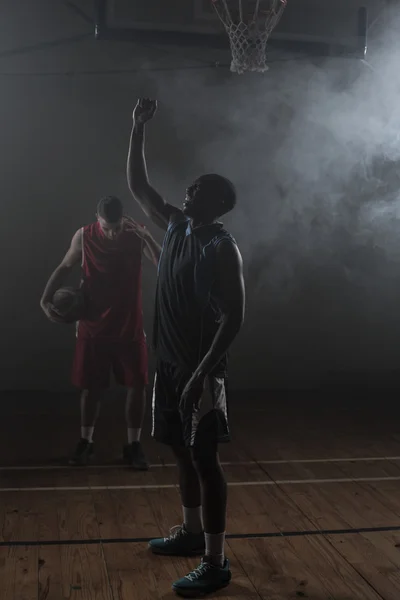 Victorioso jugador de baloncesto levantando los brazos — Foto de Stock