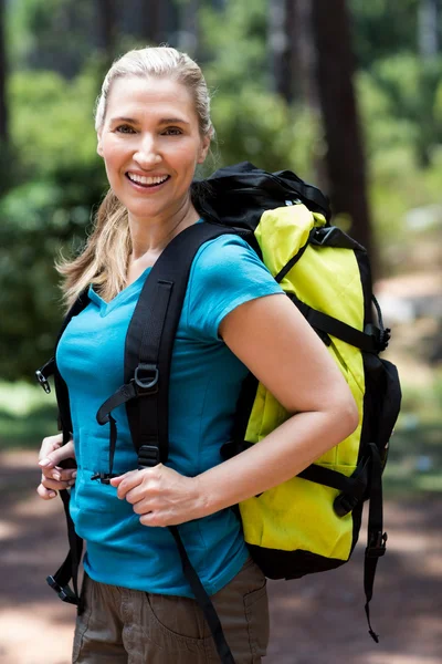 Mulher sorrindo e posando com uma mochila — Fotografia de Stock